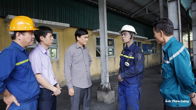 cong-nhan-mo-ket-trong-lo-13-tieng-toi-nghi-minh-se-chet-111935_999.jpg Lãnh đạo Công ty và các lực lượng cứu hộ thường xuyên trao đổi, đưa ra phương án triển khai cứu hộ nhanh nhất. Ảnh: Phạm Cường.