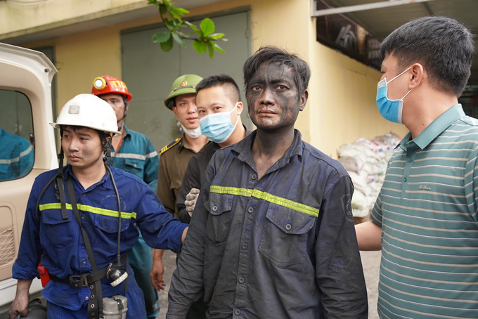 cong-nhan-mo-ket-trong-lo-13-tieng-toi-nghi-minh-se-chet-112020_696.jpg Công nhân Bùi Tất Tuyên cũng được ra ngoài an toàn. Ảnh: Phạm Cường.