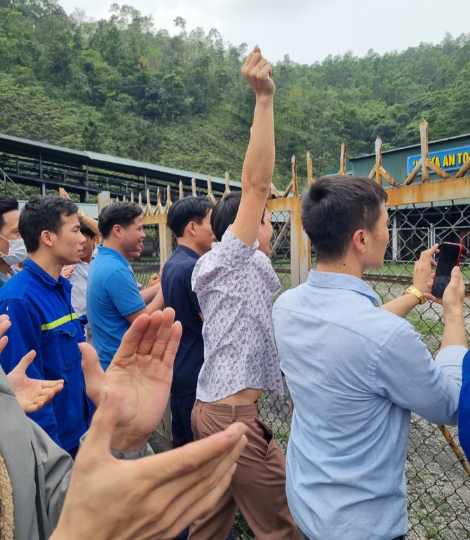 cong-nhan-mo-ket-trong-lo-13-tieng-toi-nghi-minh-se-chet-112138_644.jpg Ban lãnh đạo công ty cùng các đồng nghiệp reo mừng, vỡ òa cảm xúc khi thấy hai công nhân được đưa ra bình an vô sự.