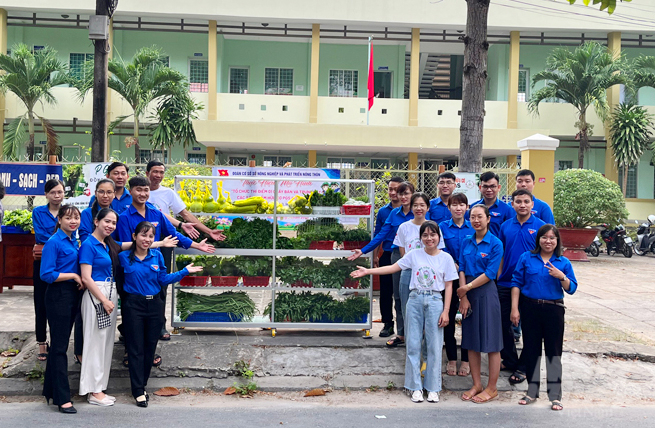 Được biết, theo mô hình này sản lượng rau hữu cơ sẽ có khoảng 4.800 - 5.100kg/tháng, với khoảng 40 chủng loại để cung cấp cho người tiêu dùng. Ảnh: TV.