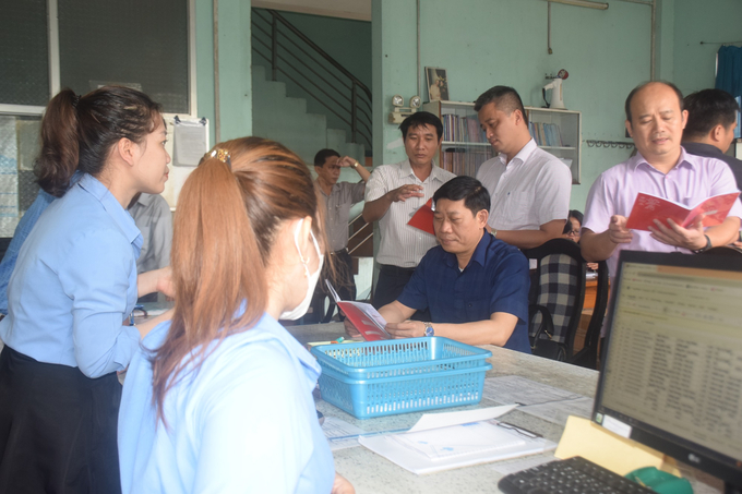 The delegation inspected the inspection and control of fishing vessels at Quy Nhon Fishing Port. Photo: V.D.T.