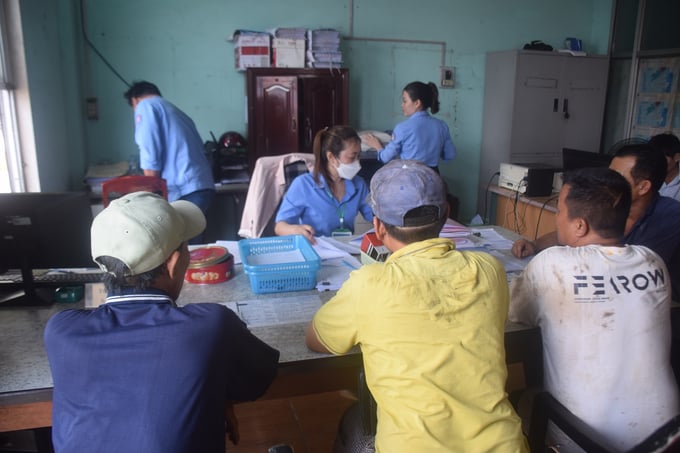 Ngư dân Bình Định khai báo tàu cá xuất nhập bến tại Cảng cá Quy Nhơn. Ảnh: Lê Khánh.