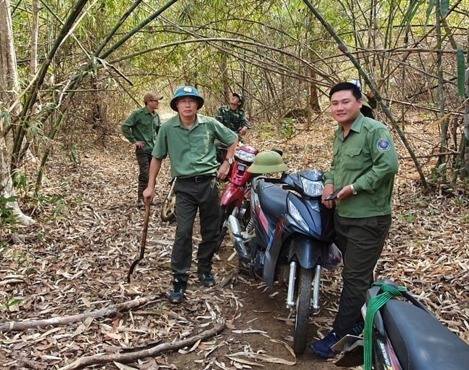 sc013073-152710_544.jpg Ông Nguyễn Ngọc Bình (đội mũ cối), Chủ tịch Công ty TNHH MTV Lâm nghiệp Nam Tây Nguyên, người góp phần 'hạ nhiệt' vấn đề người dân xâm canh, lấn chiếm rừng nhờ đối sách '2 bàn tay'. Ảnh: Phúc Lập.