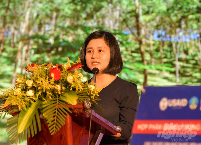 thach-thuc-doi-voi-xuat-khau-go-rung-trong-viet-nam-110825_447.jpg Bà Nguyễn Hồng Phương, Phó Giám đốc Giám đốc Sở NN-PTNT Quảng Trị phát biểu tại hội thảo. Ảnh: Võ Dũng.
