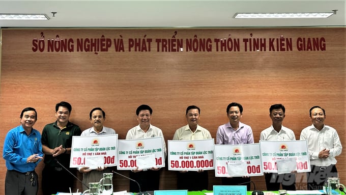 Ông Lê Hữu Toàn (bìa phải), Phó Giám đốc Sở NN-PTNT Kiên Giang trao số tiền 600 triệu đồng do Tập đoàn Lộc Trời tài trợ để hỗ trợ 12 hộ khó khăn về nhà ở xây nhà Đại đoàn kết. Ảnh: Trung Chánh.