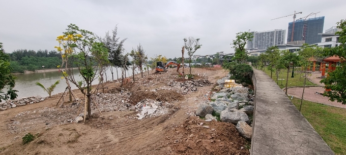 vi-pham-095923_902.jpg Một số cá nhân ngang nhiên san gạt, chiếm dụng hành lang đê.