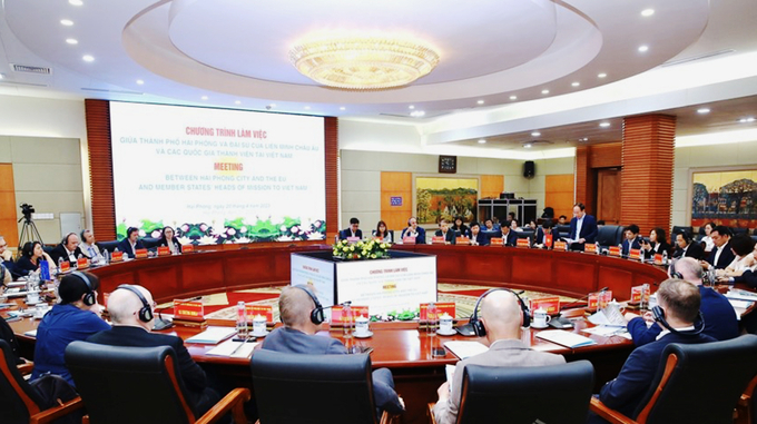 eu-4-115651_177.jpg Ông Lê Tiến Châu - Ủy viên Trung ương Đảng, Bí thư Thành ủy Hải Phòng chủ trì buổi làm việc. Ảnh: Duy Thính.