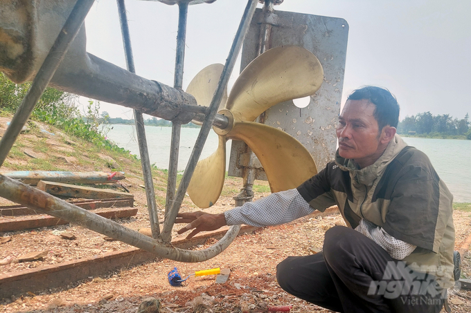 2-115814_59.jpg Ngư dân Phan Thanh An bần thần bên con thuyền bị hỏng nặng, chưa thể ra khơi. Ảnh: Võ Dũng.