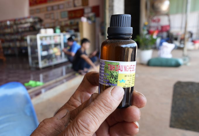 dsc01798-160349_385.jpg Sản phẩm tinh dầu nghệ bọ cạp có giá đến 200 triệu đồng/lít. Ảnh: Hồng Thuỷ.