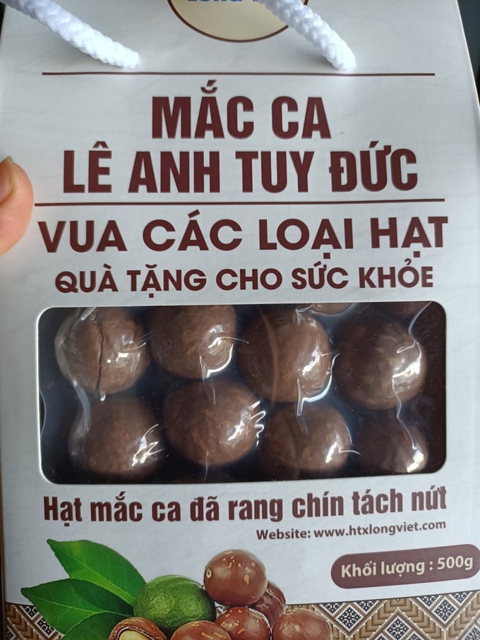 trien-vong-vung-mac-ca-tuy-duc-213500_106.jpg HTX Long Việt lấy tên sản phẩm mắc ca sấy là 'Mắc ca Lê Anh Tuy Đức' để tri ân ông Chủ tịch Hội Nông dân huyện đã giúp người dân có thêm một cây trồng triển vọng. Ảnh: Hồng Thủy.