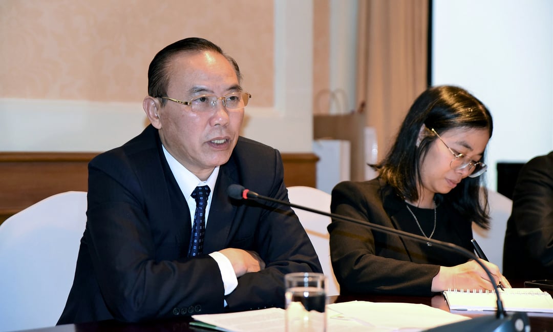 Thứ trưởng Phùng Đức Tiến trao đổi với đại diện Grow Asia về một số định hướng phát triển hệ thống, bên lề Hội nghị toàn cầu lần thứ 4. Ảnh: Phạm Hiếu.