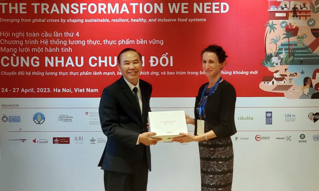 Thứ trưởng Phùng Đức Tiến tặng quà cho bà Erin Sweeney. Ảnh: Bảo Thắng.
