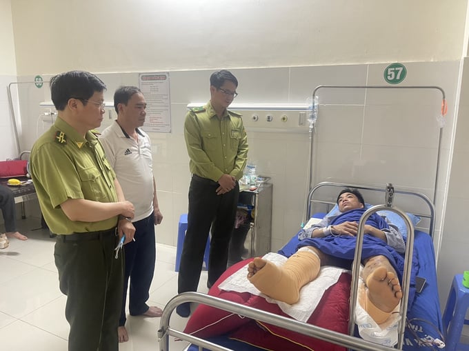 z4298544507186_83284f0efb985cf0c6f33447c3453013-121858_944.jpg Lãnh đạo Cục Kiểm Lâm thăm hỏi, động viên anh Lò Văn Hoài tại bệnh viện. Ảnh. CKL.