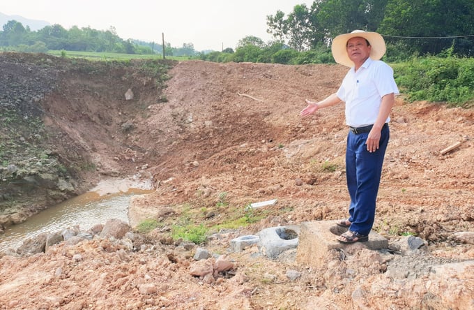 dap3-093430_804.jpg Việc thi công không đúng thiết kế có nguy cơ ảnh hưởng đến việc lấy nước tưới và an toàn công trình lâu dài. Ảnh: Văn Hùng.