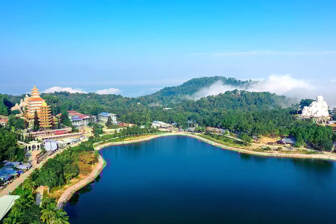 nc-5-111919_968.jpeg Với độ cao trên 700m thì nhiệt độ núi Cấm sẽ giảm khoảng 4 độ so đồng bằng. Ảnh: Phong Lan.