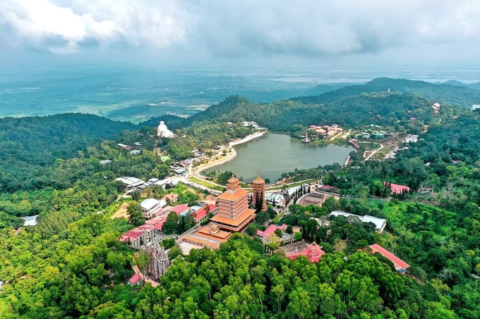 nc-6-111919_93.jpeg Quần thể chùa chiền bao quanh mang sức màu nhiệm rất lớn cho núi Cấm. Ảnh: Phong Lan.