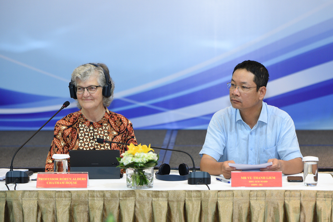 Deputy Director of the International Cooperation Department Vu Thanh Liem and Professor Robyn Alders of Chatham House co-chaired the Round Table Meeting. Photo: Tung Dinh.