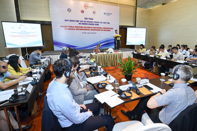 The Round Table Meeting on Multi-Sectoral Cooperation to Reduce Antimicrobial Resistance in Vietnam was held on the morning of May 5. Photo: Tung Dinh.