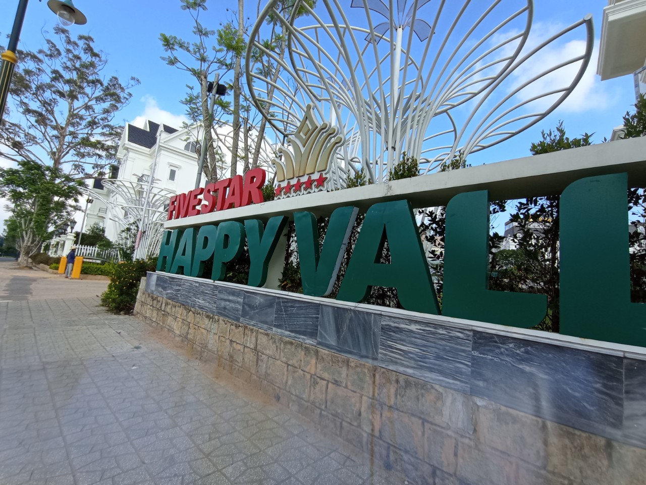 z4318605641912_b9c5c7a737476cb4fe4d92bd5eeb0384-105403_784.jpg Dự án Đà Lạt Five Star Happy Valley có tổng diện tích hơn 23.000 m2 với quy mô thiết kế dự án khoảng 26 công trình, biệt thự nghỉ dưỡng với tổng vốn đầu tư trên 130 tỷ đồng. Ảnh: M.H.
