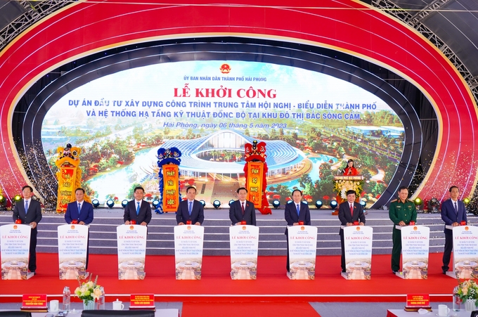 bac-song-cam-2-125000_710.jpg Chủ tịch quốc hội Vương Đình Huệ, Phó Thủ tướng Trần Lưu Quang cùng lãnh đạo địa phương ấn nút khởi công dự án. Ảnh: Đàm Thanh.