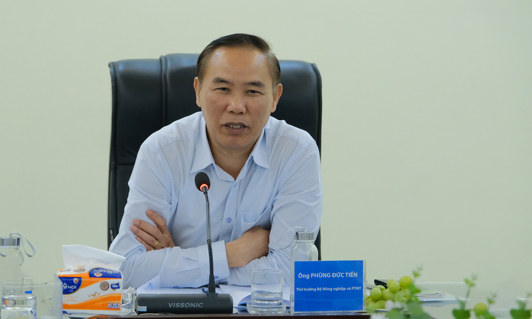 Thứ trưởng Phùng Đức Tiến động viên cán bộ Viện BVTV tiếp tục yên tâm công tác, nâng cao hơn nữa niềm say mê nghiên cứu khoa học. Ảnh: Bảo Thắng.
