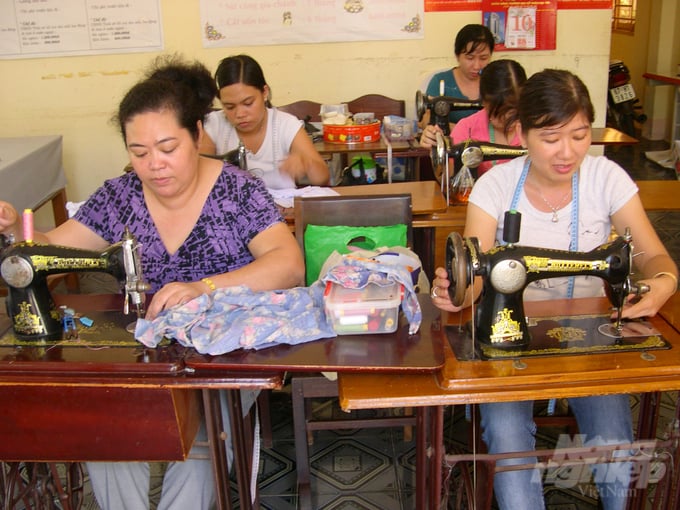 anh-2-064747_424.jpg Năm 2021, thu nhập bình quân đầu người của vùng ĐBSCL chỉ đạt hơn 3,7 triệu đồng/người/tháng, thấp hơn 56% so với vùng Đông Nam bộ. Ảnh: Lê Hoàng Vũ.