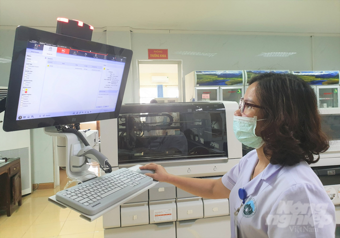 Nguyên nhân sâu xa dẫn đến việc thiếu vật tư, hóa chất, sinh phẩm là do đấu thầu tập trung không thành công tới 11/17 phần. Ảnh: Thanh Nga.