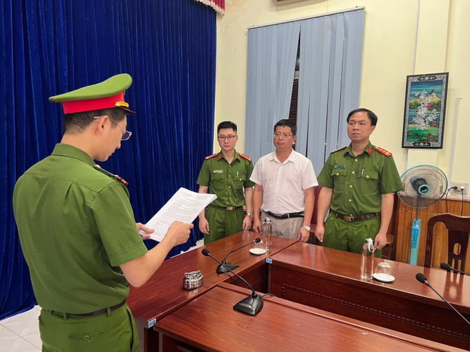 le-van-ky-pho-giam-doc-so-nn-son-la-144553_91.jpg Cơ quan Cảnh sát điều tra Công an tỉnh Sơn La thi hành lệnh bắt bị can Lê Văn Kỳ. Ảnh: Công an Sơn La cung cấp.