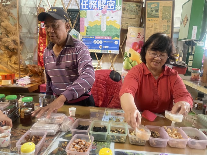 trai-nghiem-triet-ly-nong-nghiep-du-lich-dai-loan-121618_820.jpg Vợ chồng ông Trần Hùng Vinh giới thiệu khách du lịch ăn thử các sản phẩm chế biến sấy khô, mứt của Nông trại Tân Phong. Ảnh: Nguyên Huân.