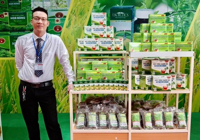 Anh Hoàng Khắc Cần giới thiệu sản phẩm từ cây dây thìa canh. Ảnh: Thể Nguyễn. 