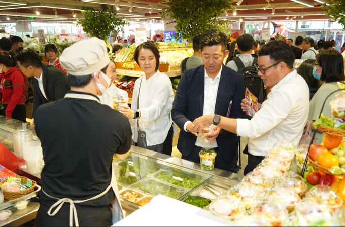 Tại quầy thực phẩm chế biến sẵn, người tiêu dùng có thể lựa chọn nhiều mặt hàng tiện lợi, đầy đủ dinh dưỡng.  