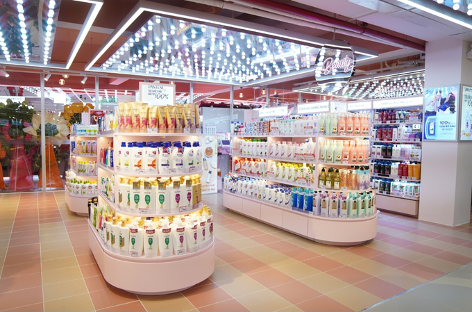 Điểm nhấn nổi bật được 'đo ni đóng giày' cho WinMart Phú Mỹ Hưng là khu mỹ phẩm - làm đẹp với quầy kệ cách điệu, nổi bật.