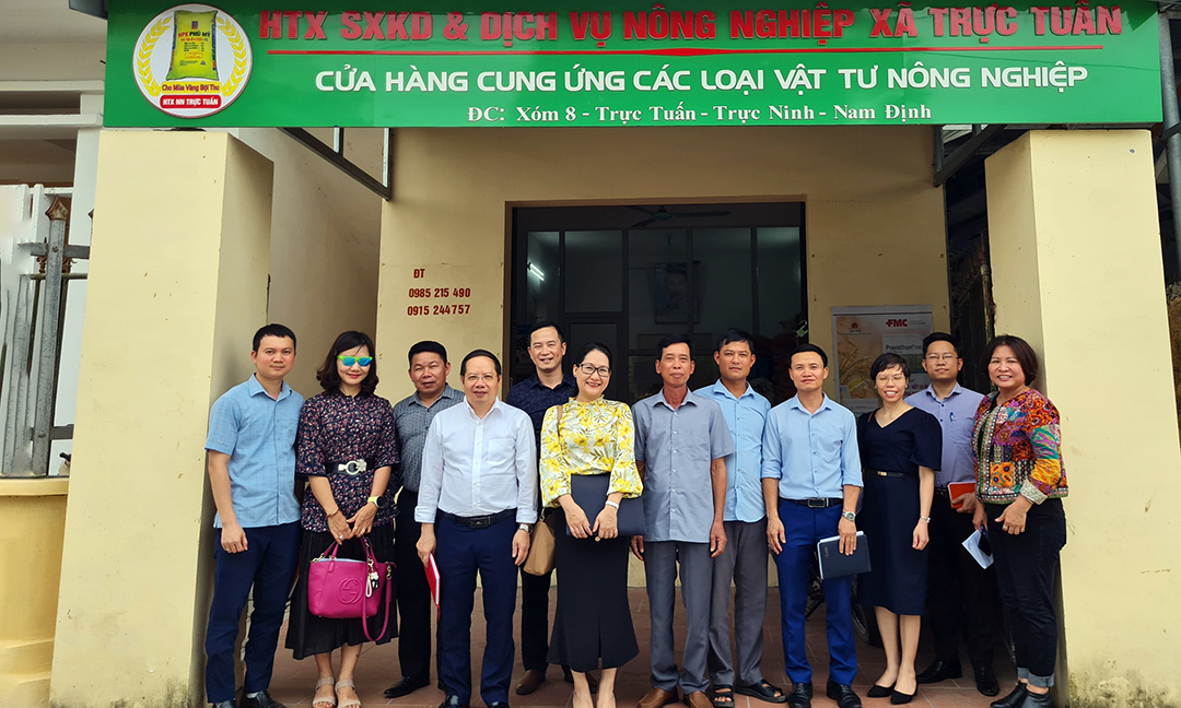 a-192805_50.jpg Đoàn khảo sát tại HTX nông nghiệp Trực Tuấn, tỉnh Nam Định.