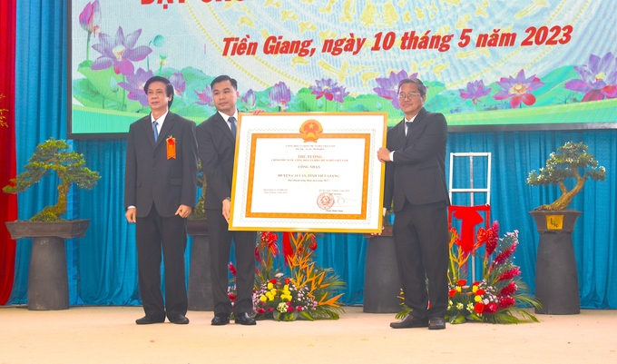 Bí thư Tỉnh ủy Tiền Giang Nguyễn Văn Danh trao Quyết định của Thủ tướng công nhận huyện Cai Lậy đạt chuẩn nông thôn mới cho địa phương. Ảnh: Minh Đảm.