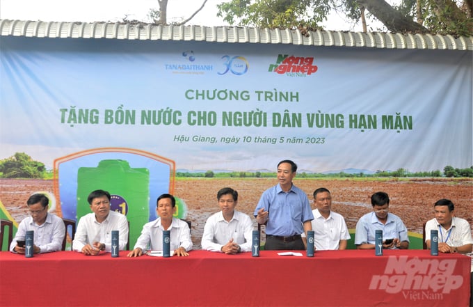 Ông Nguyễn Ngọc Thắng, Trưởng Văn phòng đại diện Báo Nông nghiệp Việt Nam khu vực ĐBSCL chia sẻ với bà con về ý nghĩa của chương trình. Ảnh: Trung Chánh.