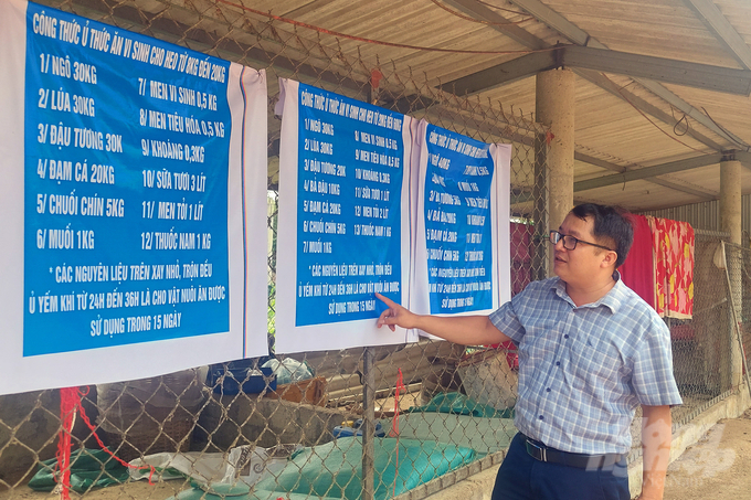 Khu chế biến thức ăn treo hướng dẫn công đoạn lên men, chế biến, ủ thức ăn cho đàn vật nuôi; bất cứ ai cũng có thể tìm hiểu. Ảnh: Thanh Nga.