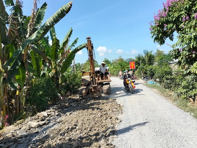 Sửa chữa đường giao thông nông thôn tại huyện Cai Lậy. Ảnh: Hữu Đức.