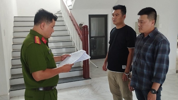 cah-170615_103.jpg Cơ quan Cảnh sát điều tra Công an thành phố Huế đọc lệnh bắt tạm giam 2 đối tượng Tú và Nghĩa. Ảnh: CAH.