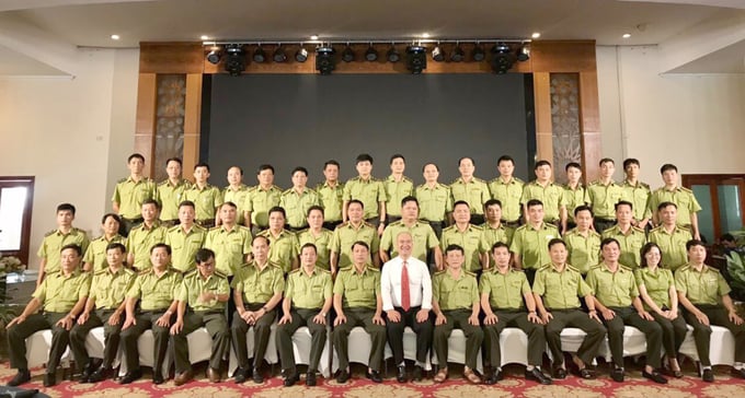 z4333035108042_1d4b0e460d01bc65a1b9cae83c98d347-123439_865.jpg Vượt qua những áp lực, khó khăn, những con người này đã góp sức không nhỏ vào quá trình phát triển của toàn ngành lâm nghiệp. Ảnh: Khôi An.