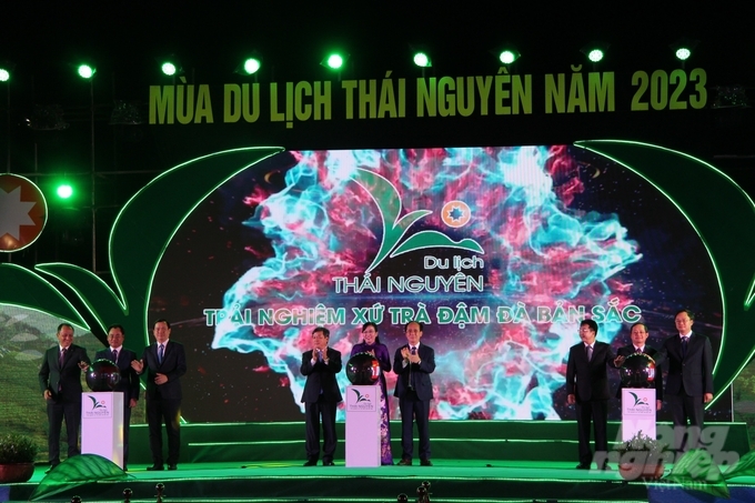 18ae55d5b2666d383477-080329_340.jpg Nhấn nút khai mạc Mùa du lịch Thái Nguyên 2023. Ảnh: Nguyễn Hoàn.