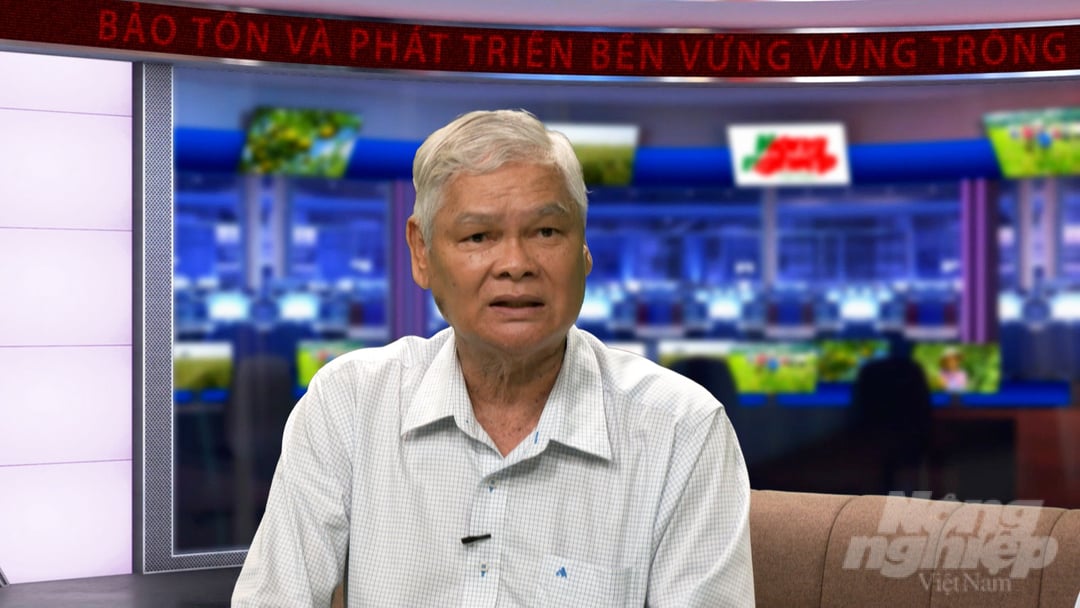 GS.TS Trần Văn Hâu chia sẻ về cách nhận biết, quản lý bệnh vàng lá thối rễ, khô đầu múi trên cây quýt hồng. Ảnh: Minh Đảm.