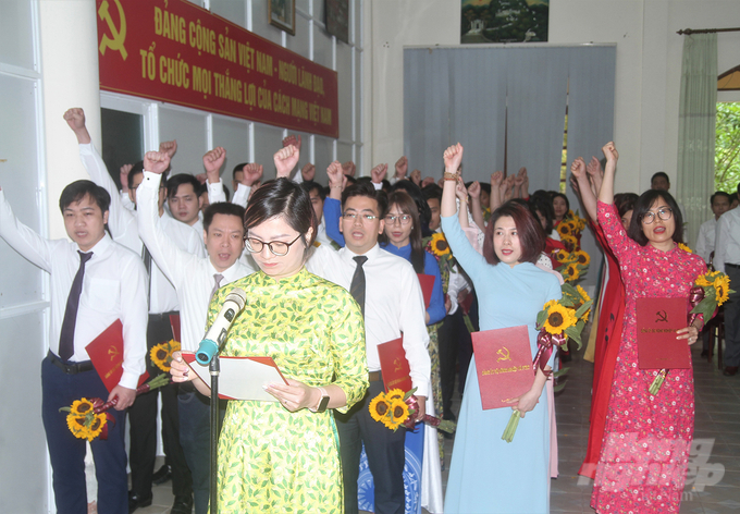 anh-10-141518_343.jpg Các đảng viên trẻ nguyện ra sức cống hiến hết sức mình vì lý tưởng cao đẹp của Đảng. Ảnh: Ngọc Linh.