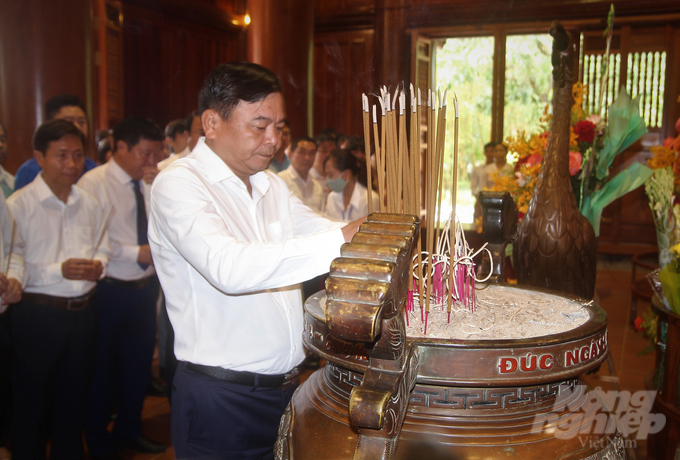anh-4-141516_749.jpg Bí thư Đảng ủy Bộ, Thứ trưởng Nguyễn Hoàng Hiệp cùng đoàn đại biểu dâng hương tại Di tích Quốc gia đặc biệt Khu tưởng niệm Chủ tịch Hồ Chí Minh. Ảnh: Ngọc Linh.