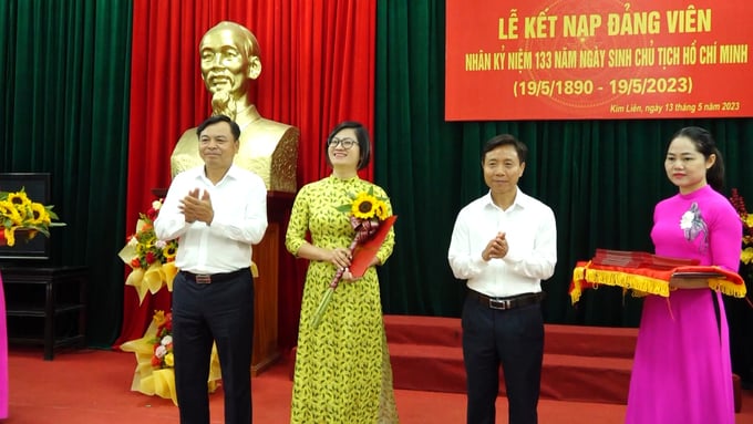 Bí thư Đảng ủy Nguyễn Hoàng Hiệp (ngoài cùng bên trái) đề nghị các đồng chí đảng viên mới tiếp tục tu dưỡng, rèn luyện, phấn đấu, học tập để thực hiện tốt nhiệm vụ được giao. Ảnh: Việt Khánh.