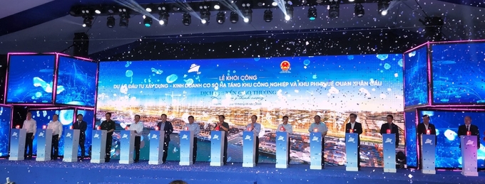 khoi-cong-3-192048_573.jpg Các đồng chí lãnh đạo ấn nút khởi công dự án.
