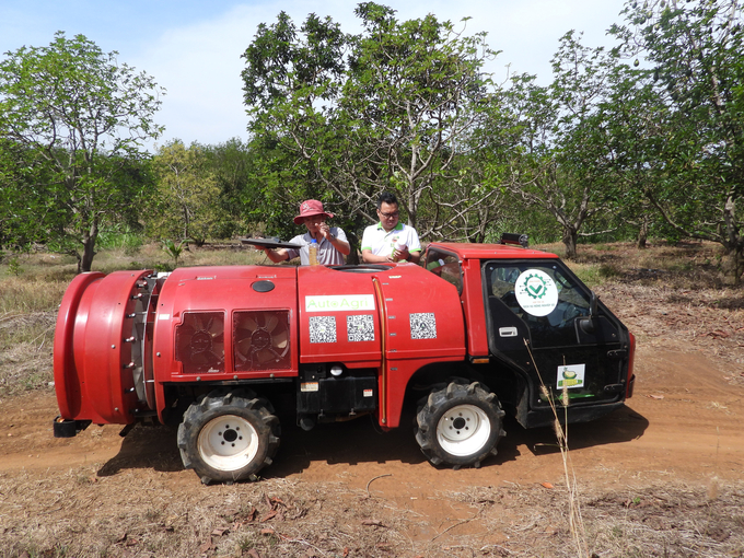 Cơ giới hóa được anh Hoàng áp dụng đồng bộ vào sản xuất, góp phần giảm nhiều chi phí. Ảnh: Hồng Thủy.