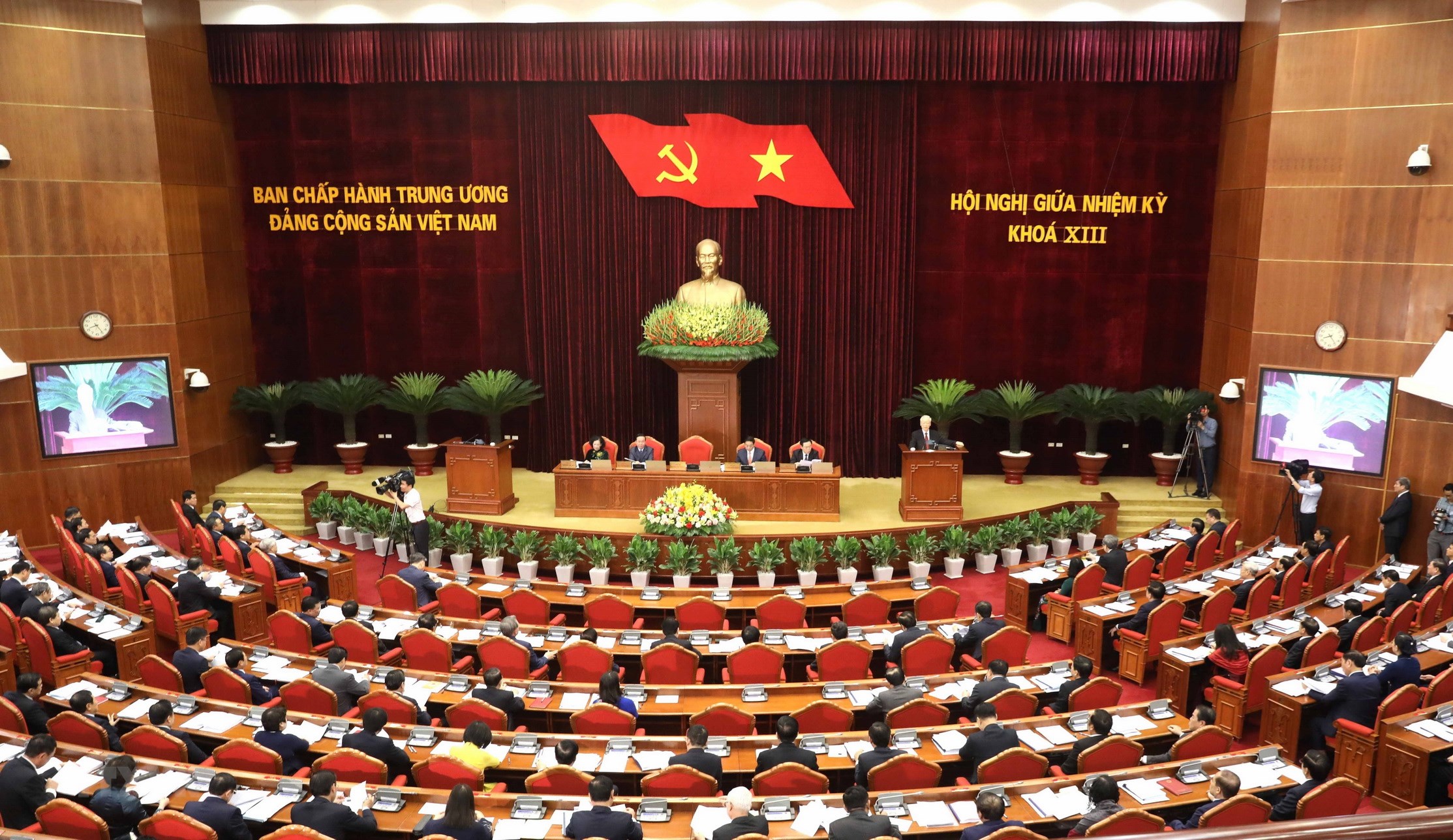 dai-hoi-181107_661.jpg Hội nghị giữa nhiệm kỳ Ban Chấp hành Trung ương Đảng khóa XIII sáng 15/5. Ảnh: TTXVN.