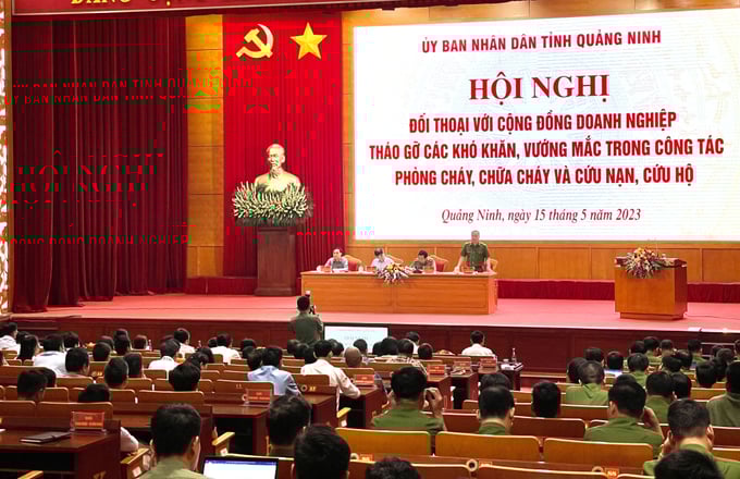 ong-dinh-van-noi-yeu-cau-cong-an-khong-gay-phien-ha-cho-doanh-nghiep-165808_290.jpg Quang cảnh hội nghị. Ảnh: Báo Quảng Ninh