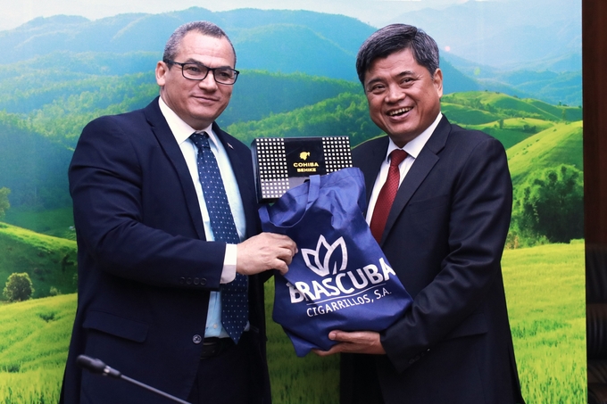 Deputy Minister Tran Thanh Nam and Deputy Minister Maury Hechavarria Bermudez exchanging gifts. Photo: Hoang Giang.