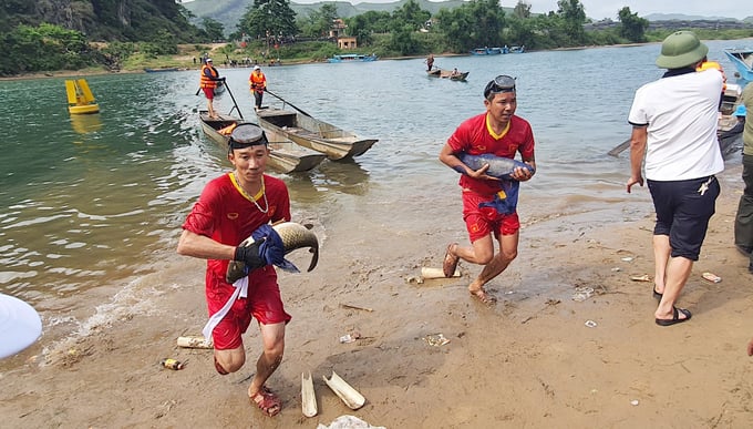 Phần tranh tài bắt cá trong lễ hội 'cá trắm Phong Nha'. Ảnh: Công Điền.